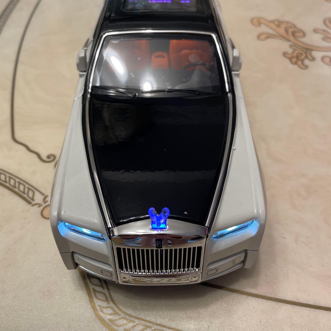 ロールスロイス 1/18ファントムオリジナルモデル全開閉ミニカー白