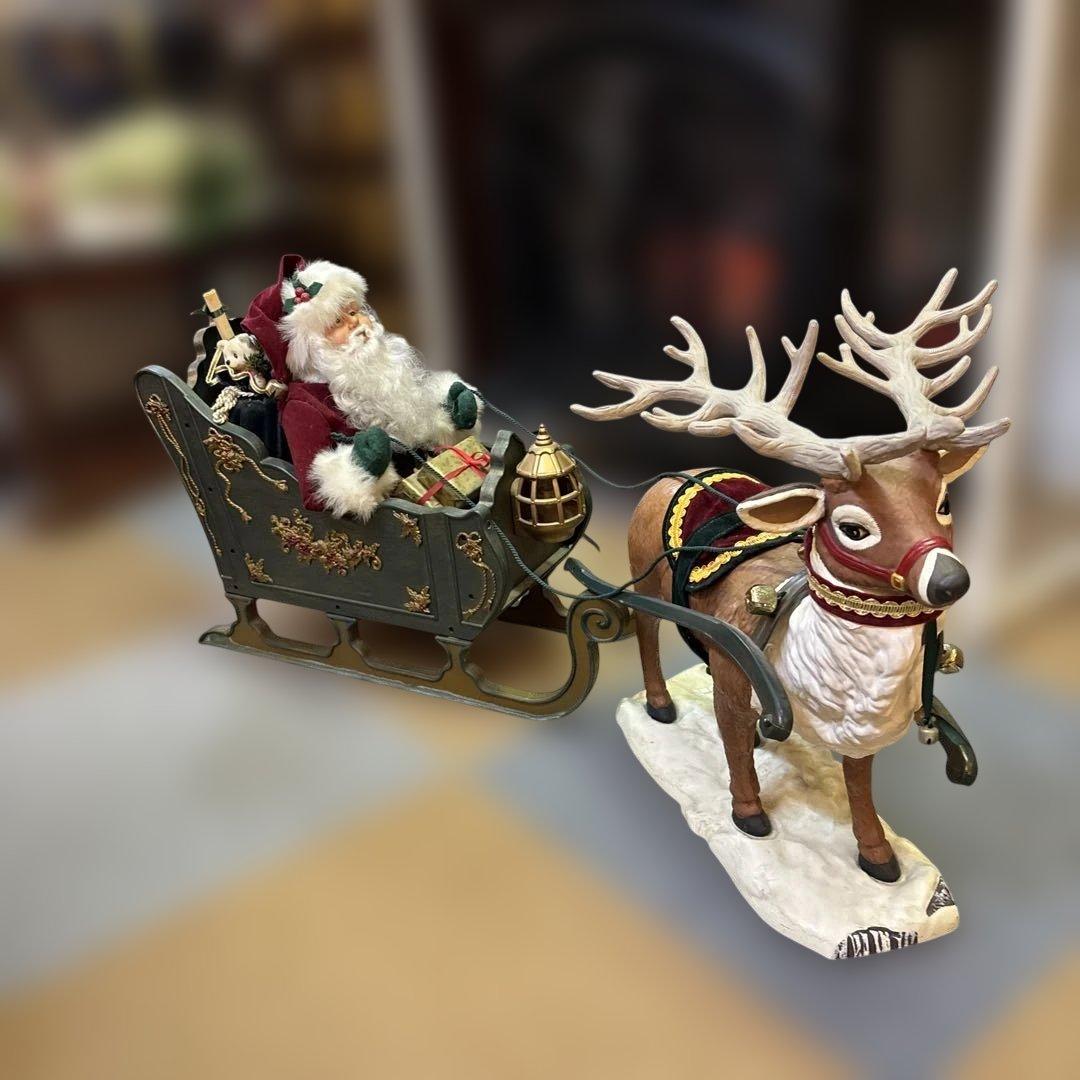 トナカイのソリに乗ったサンタさん