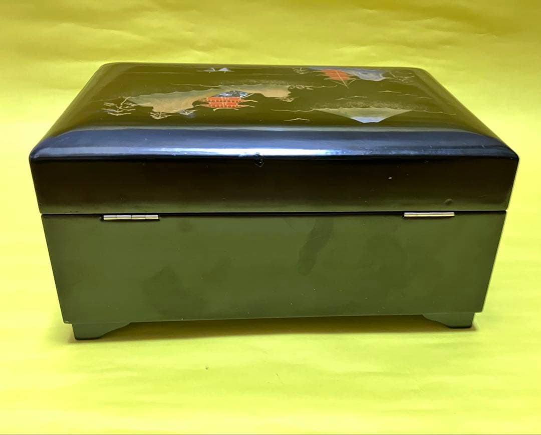 漆器小物入 山と寺院のデザイン 塗り物 螺鈿細工 オルゴール 鍵付 宝石化粧