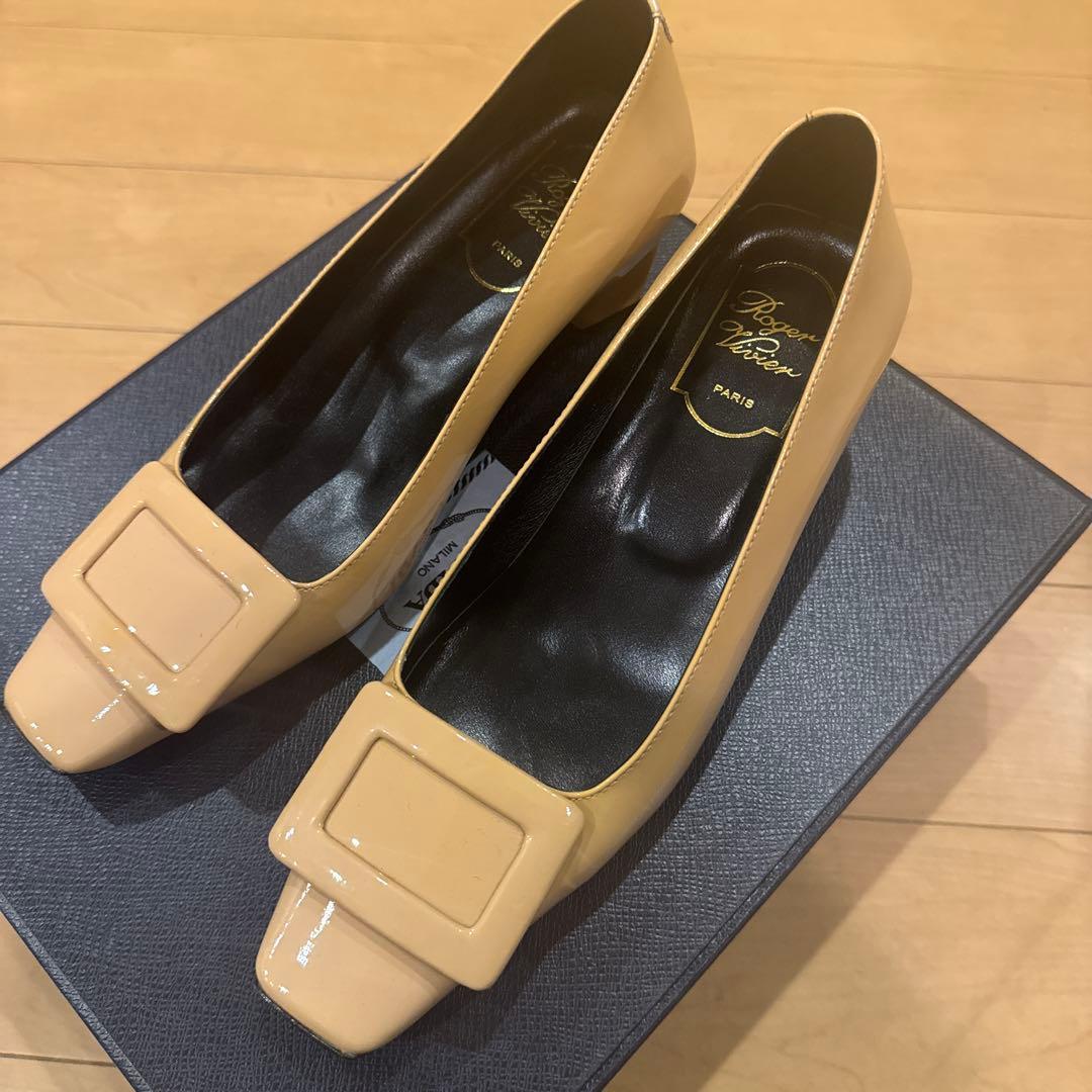 激美品！Roger Vivier ベージュ スクエアトゥパンプス 中ヒール