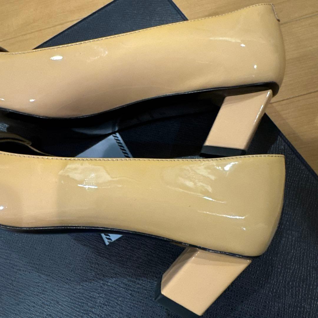 激美品！Roger Vivier ベージュ スクエアトゥパンプス 中ヒール - メルカリ