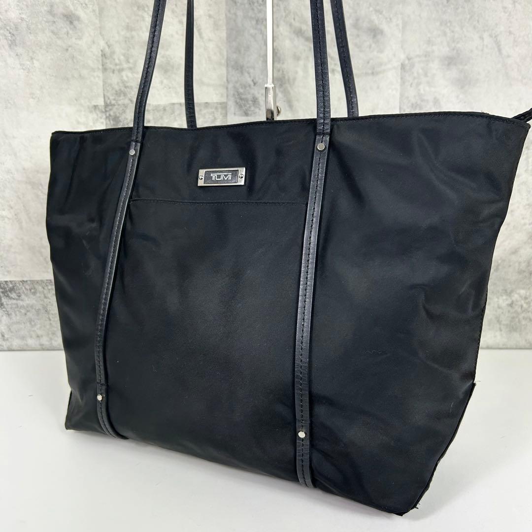☆美品☆ TUMI トゥミ　ナイロン　トートバッグ　ブラック TUMI トート Small Everyday トート ナイロン 多収納 国内即発 (TUMI