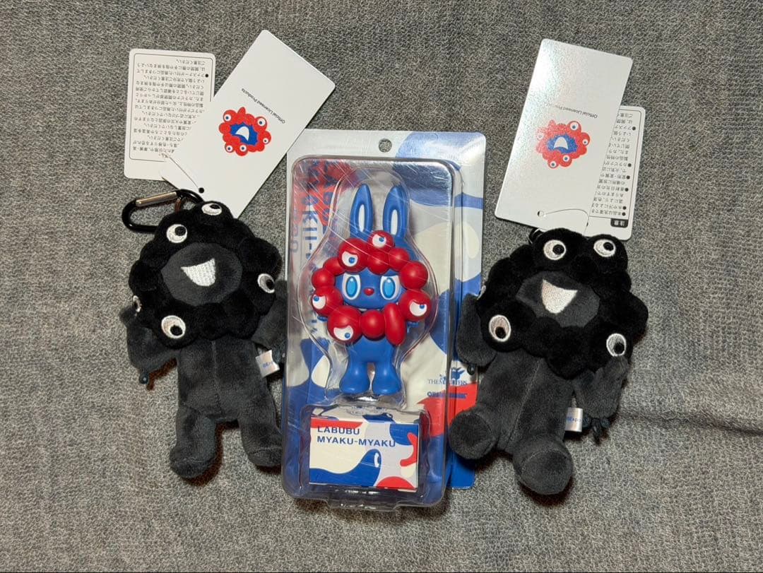 ミャクミャクラブブ　ストラップ付きフィギュア　コラボと黒ミャクミャク2体セット