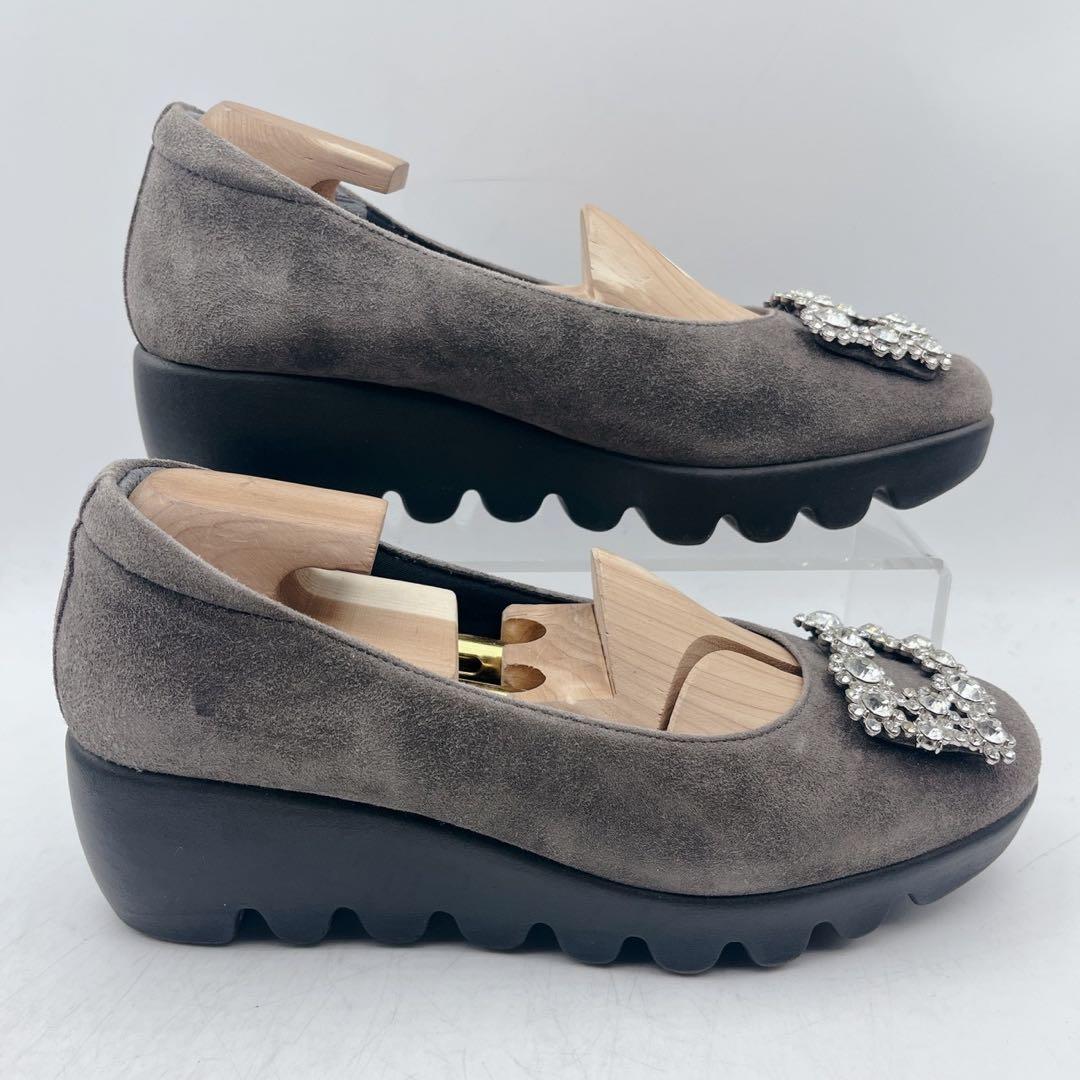 ヒルズアベニュー スエード ビジュー ウェーブソール パンプス