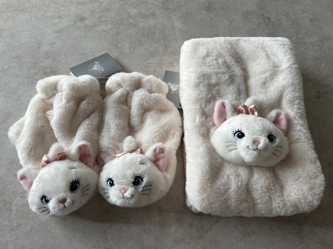 ディズニーストア　マリー　マフラー&手袋