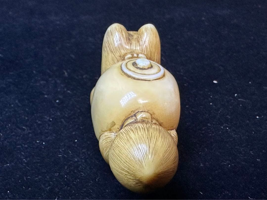 極上 根付 狸 彫刻 置物 細密細工 骨董 アンティーク 在銘 - メルカリ