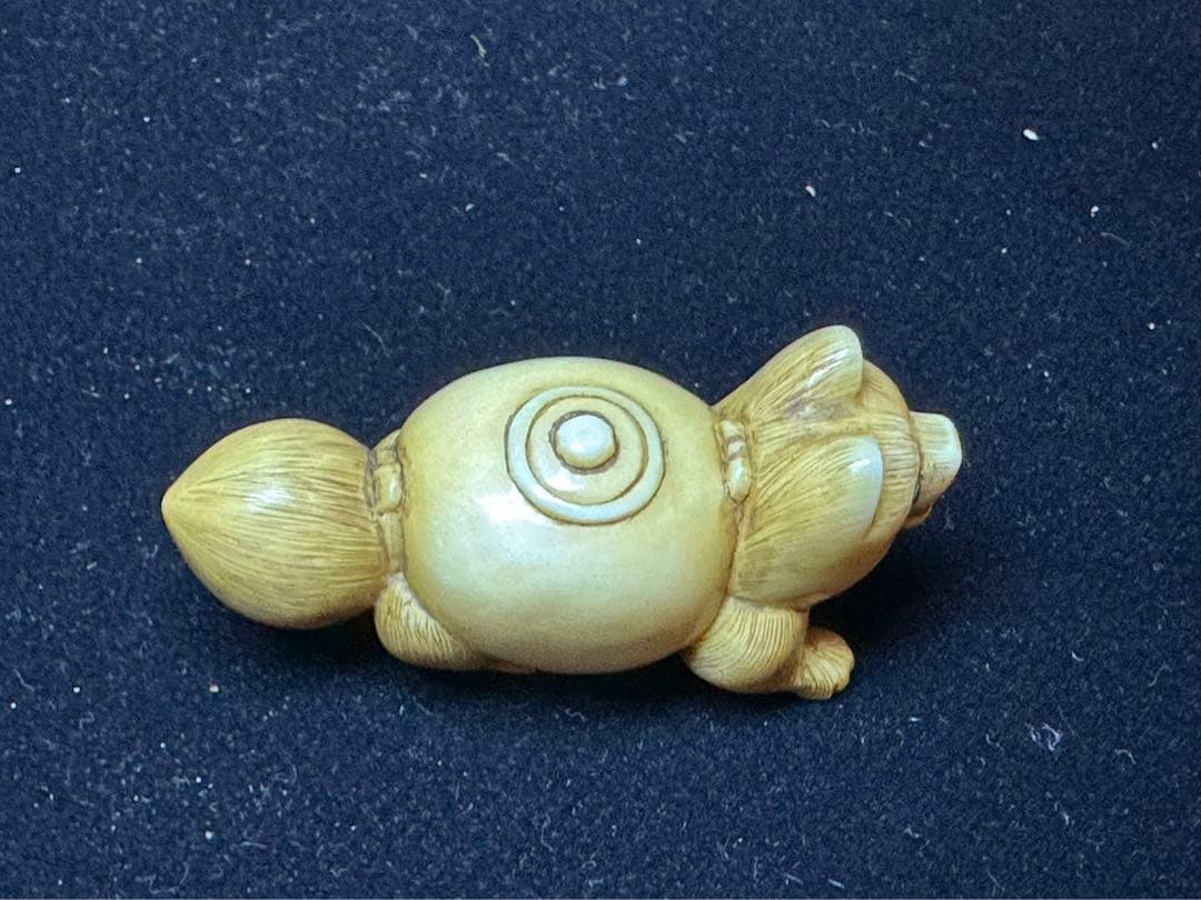 極上 根付 狸 彫刻 置物 細密細工 骨董 アンティーク 在銘 - メルカリ