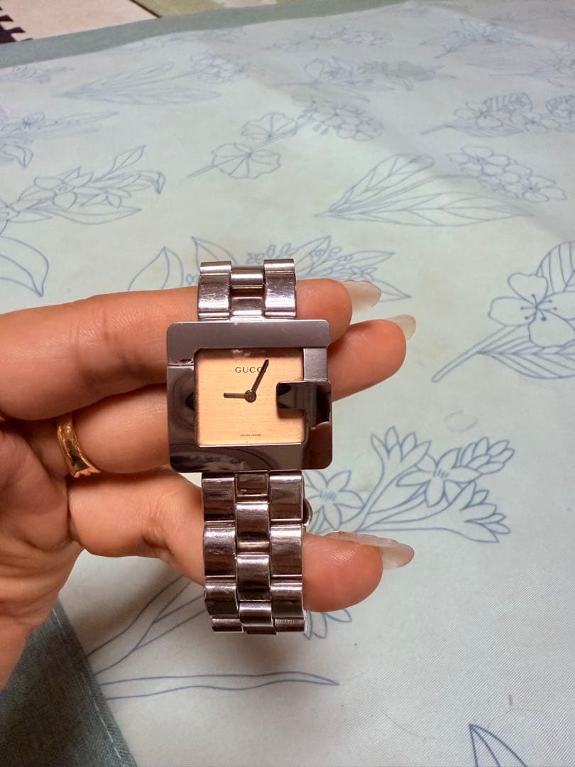 GUCCI シルバー ベージュ スクエア時計