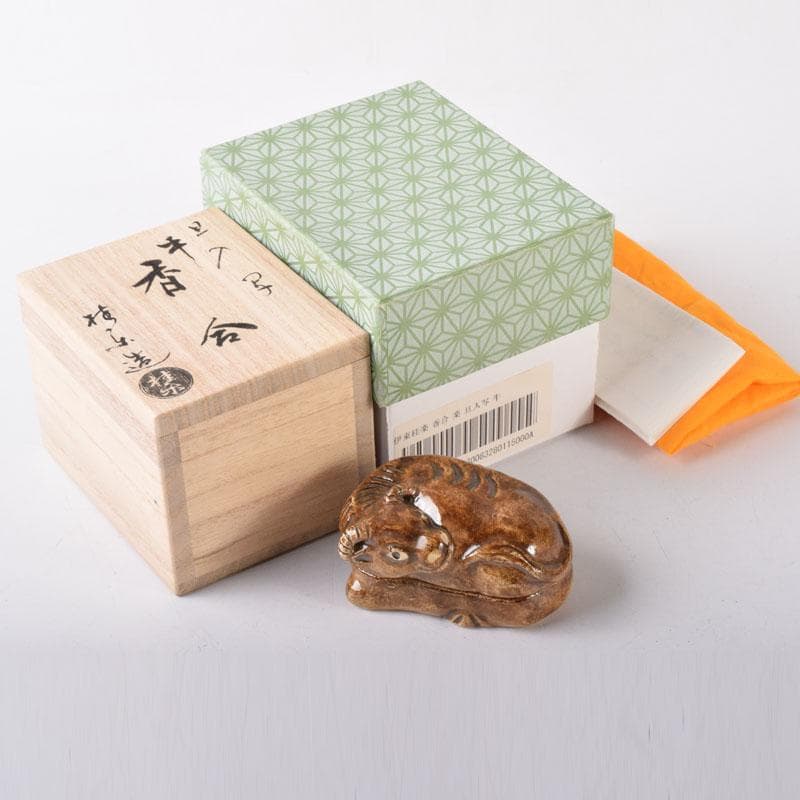茶道具　楽焼　伊東桂楽作　旦入写　牛　香合　共箱　V　7477 茶道具 楽焼 伊東桂楽作 旦入写 牛 香合 共箱 V 7477