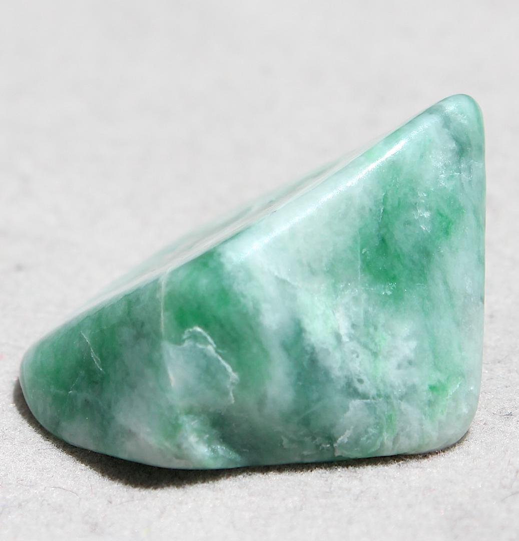 ［お菓子みたいな美翡翠］糸魚川翡翠 原石 タンブル 8.9g