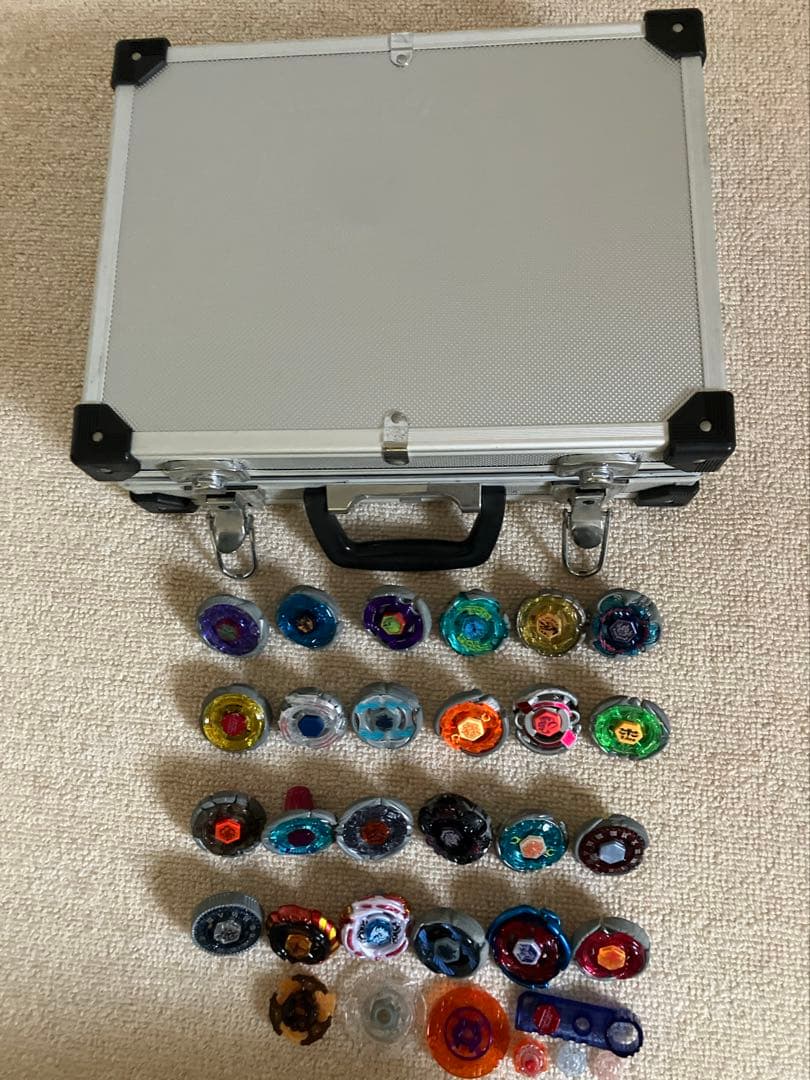 ベイブレードセット 24個 パーツ　ランチャー10個　シルバーケース付き ケースのみ商品 ベイブレード ランチャー 収納ケース/box ベイブレード