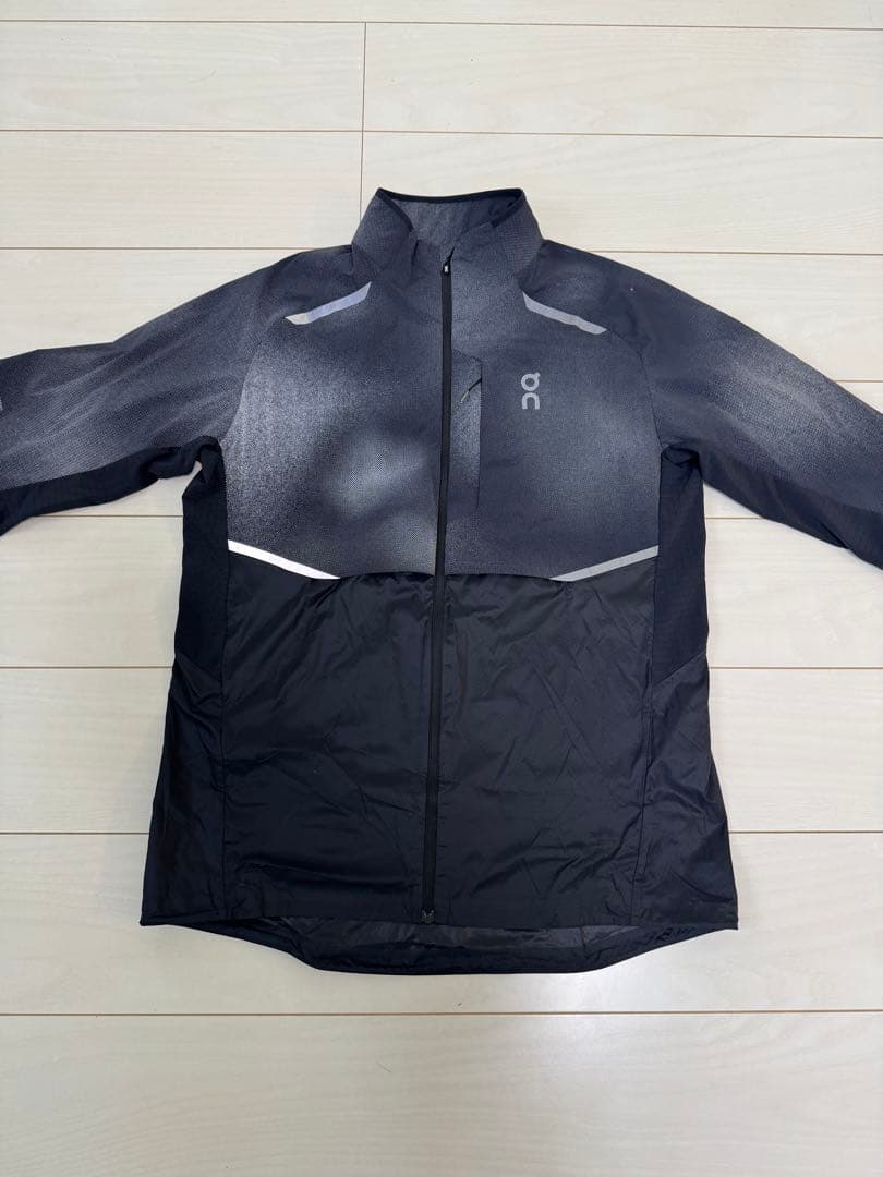 on ランニングジャケット グレー/ブラック
