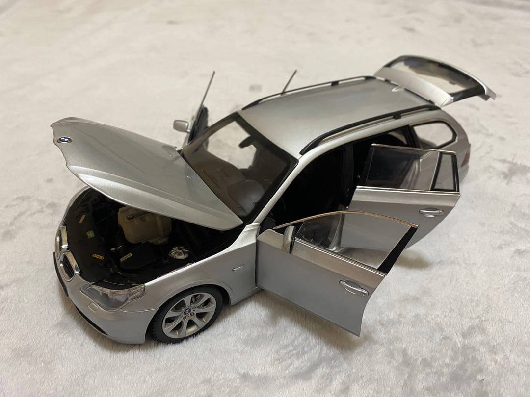 ミニカー KYOSHO  5 Series Touring 1/18