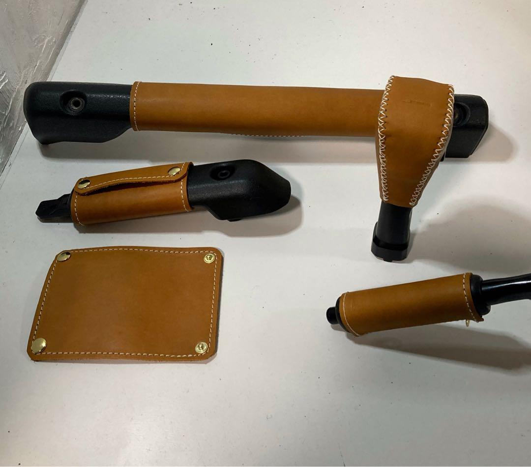 koto◇新型ジムニー4点セット◇キャメル、ステッチ白、刻印アルファベット APIO サイドデカール “LIFE IS JIMNY” for JB64 & JB74 | ジムニー専門