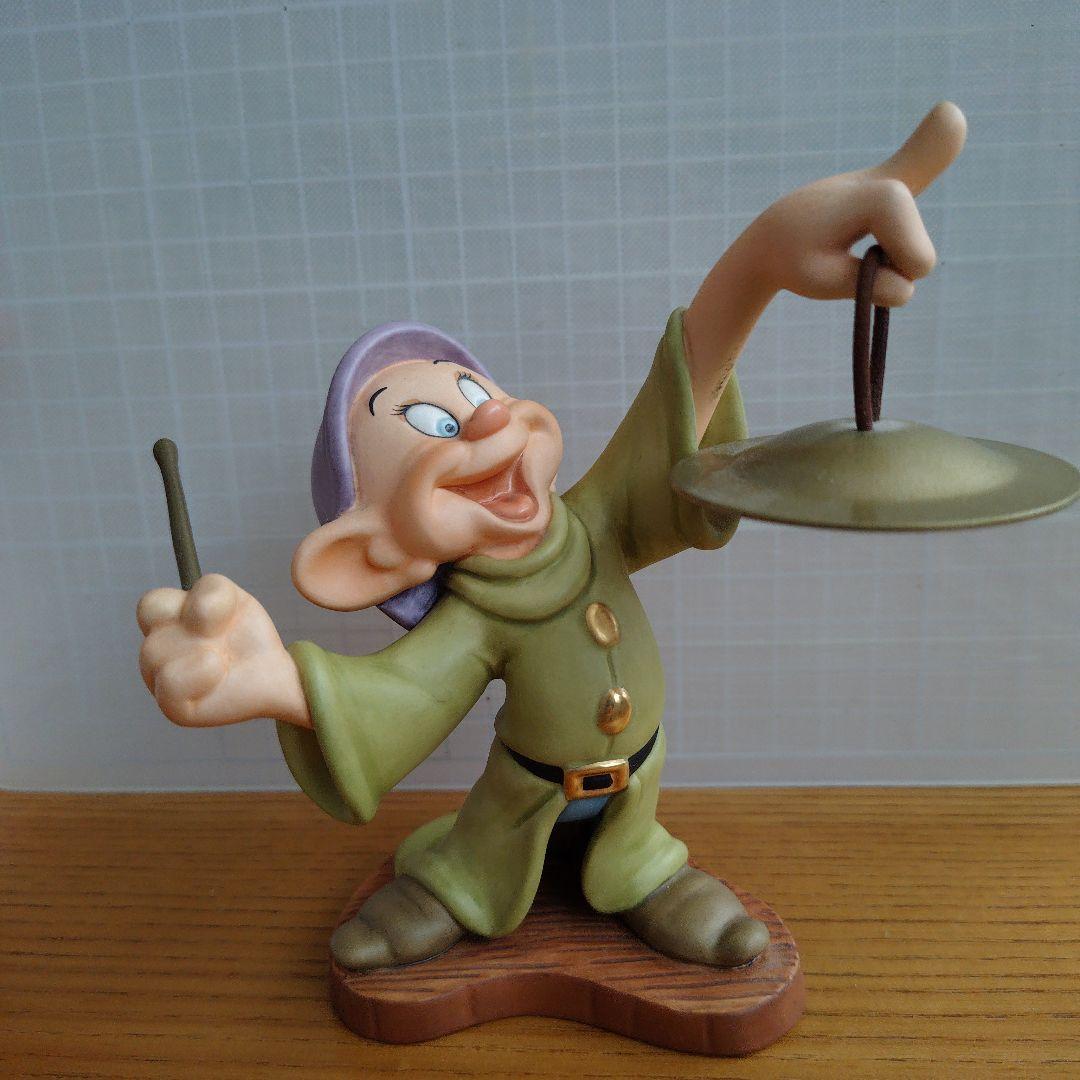 ディズニー 白雪姫 ドーピー（おとぼけ） ドーピー（おとぼけ）を頭に乗せて、白雪姫と踊った小人は誰