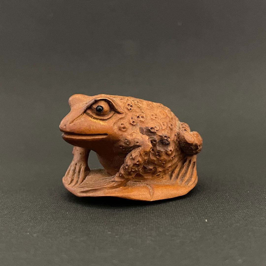 蓮の葉に乗った蛙 木彫りの根付 - メルカリ