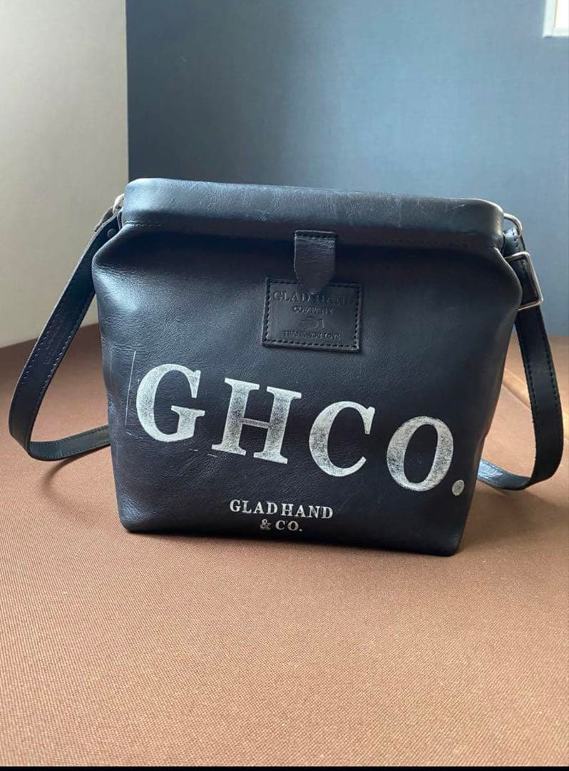 グラッドハンドレザーショルダーバッグ