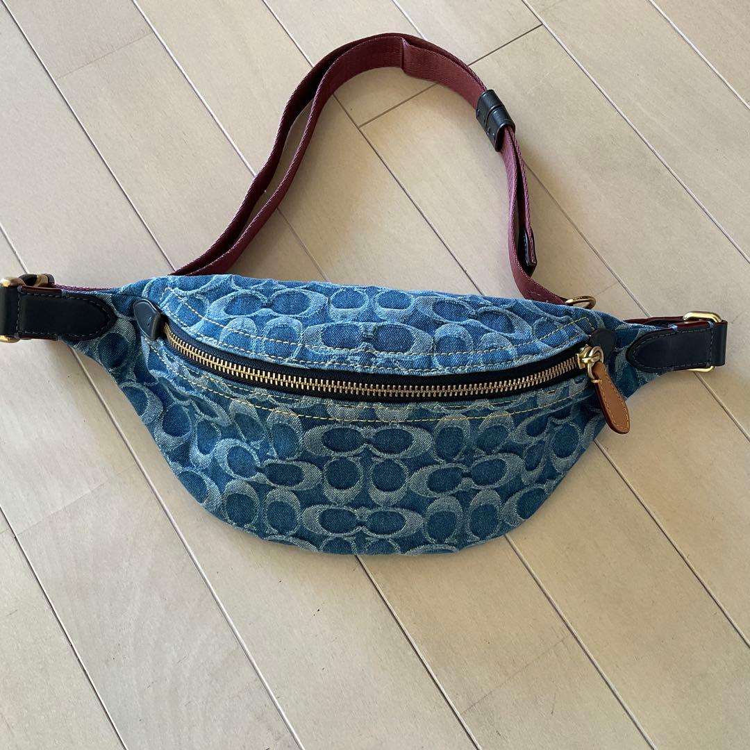 Coach デニムボディバッグ