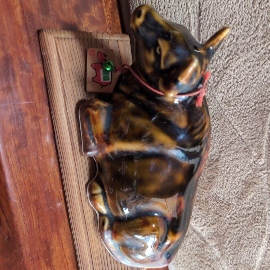 陶器 牛の置物 鈴台座付き - メルカリ