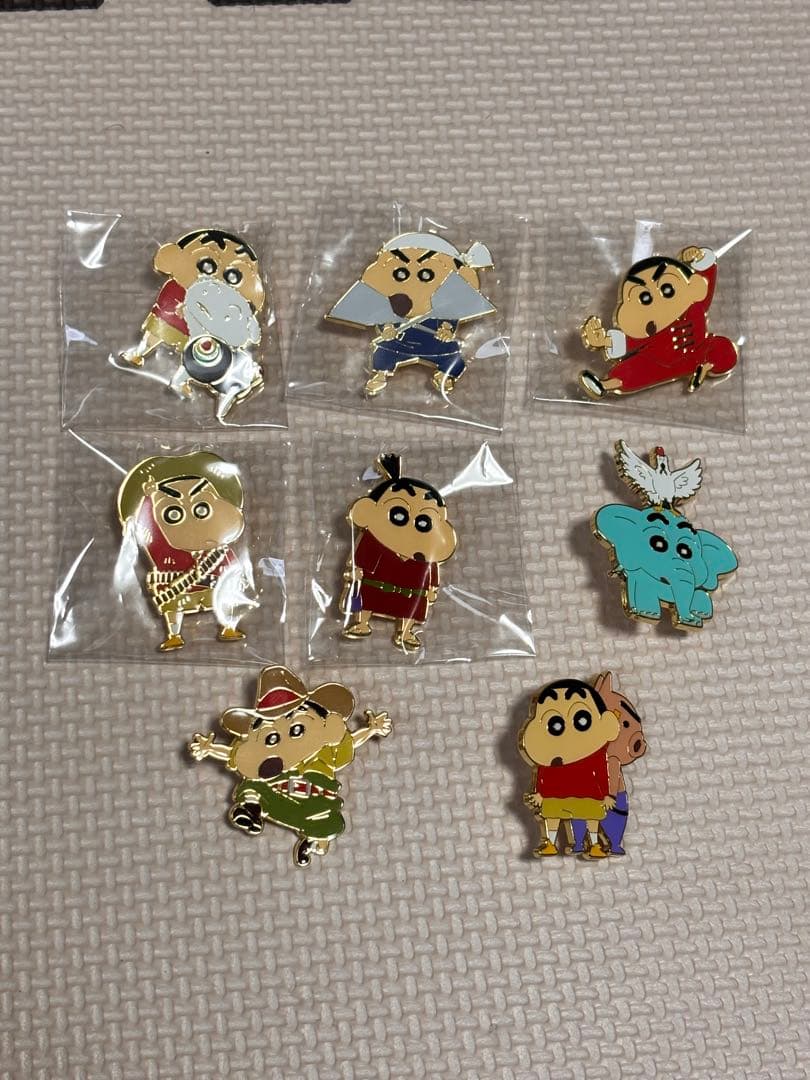 クレヨンしんちゃん ピンバッジ セット (30周年) まとめり - メルカリ