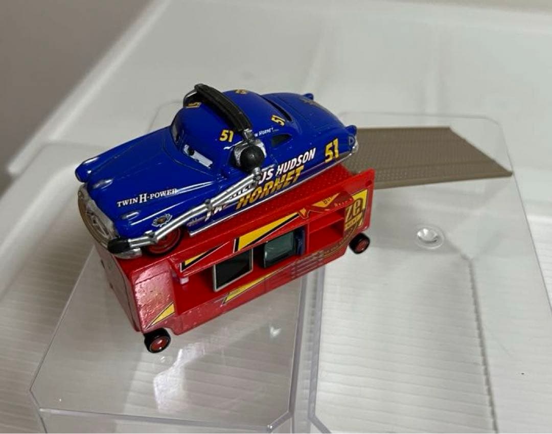 カーズミニカー、マテル、ドックハドソン、スタンド付き