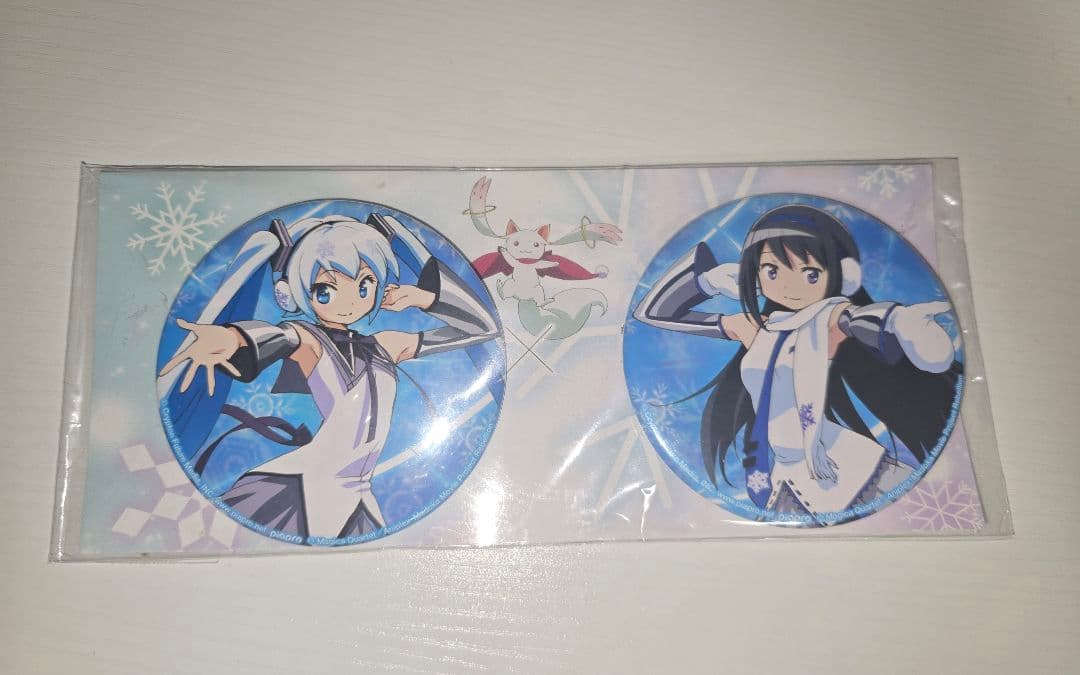 初音ミク × 魔法少女まどか☆マギカ 暁美ほむら コラボ缶バッジ - メルカリ