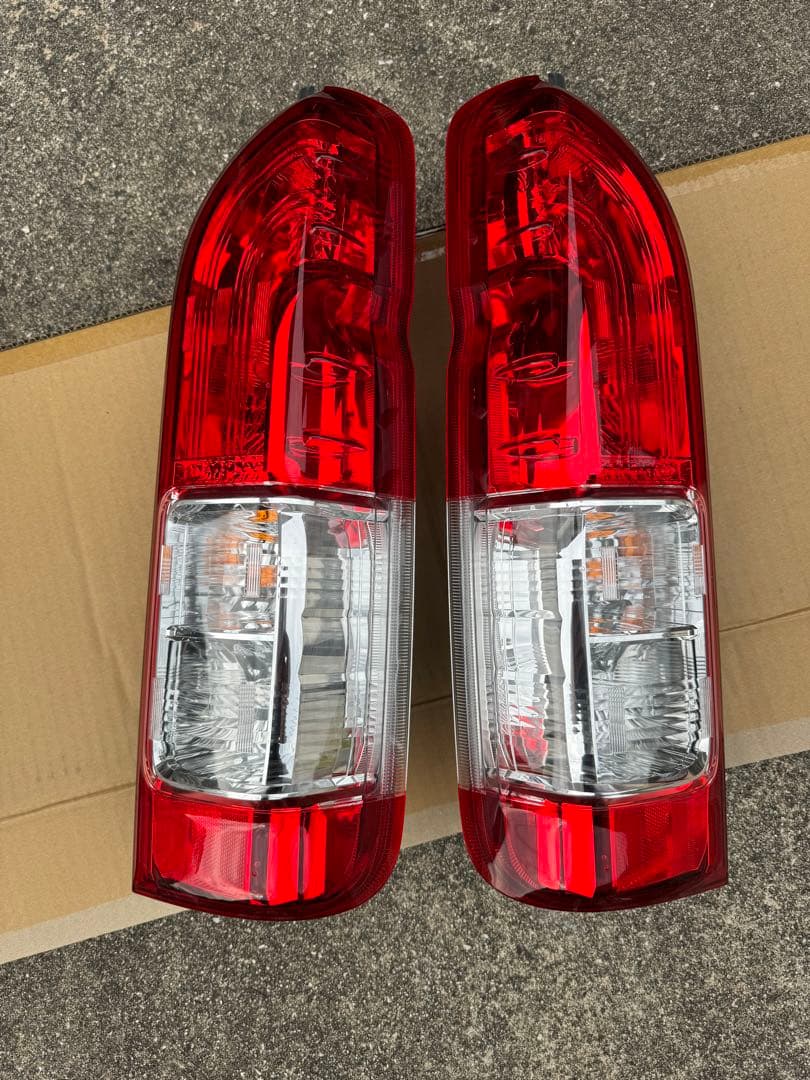ハイエース　純正　テールランプ