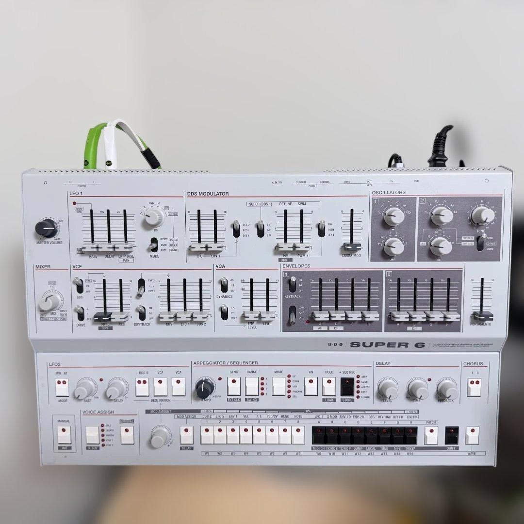 UDO SUPER 6 アナログシンセサイザー