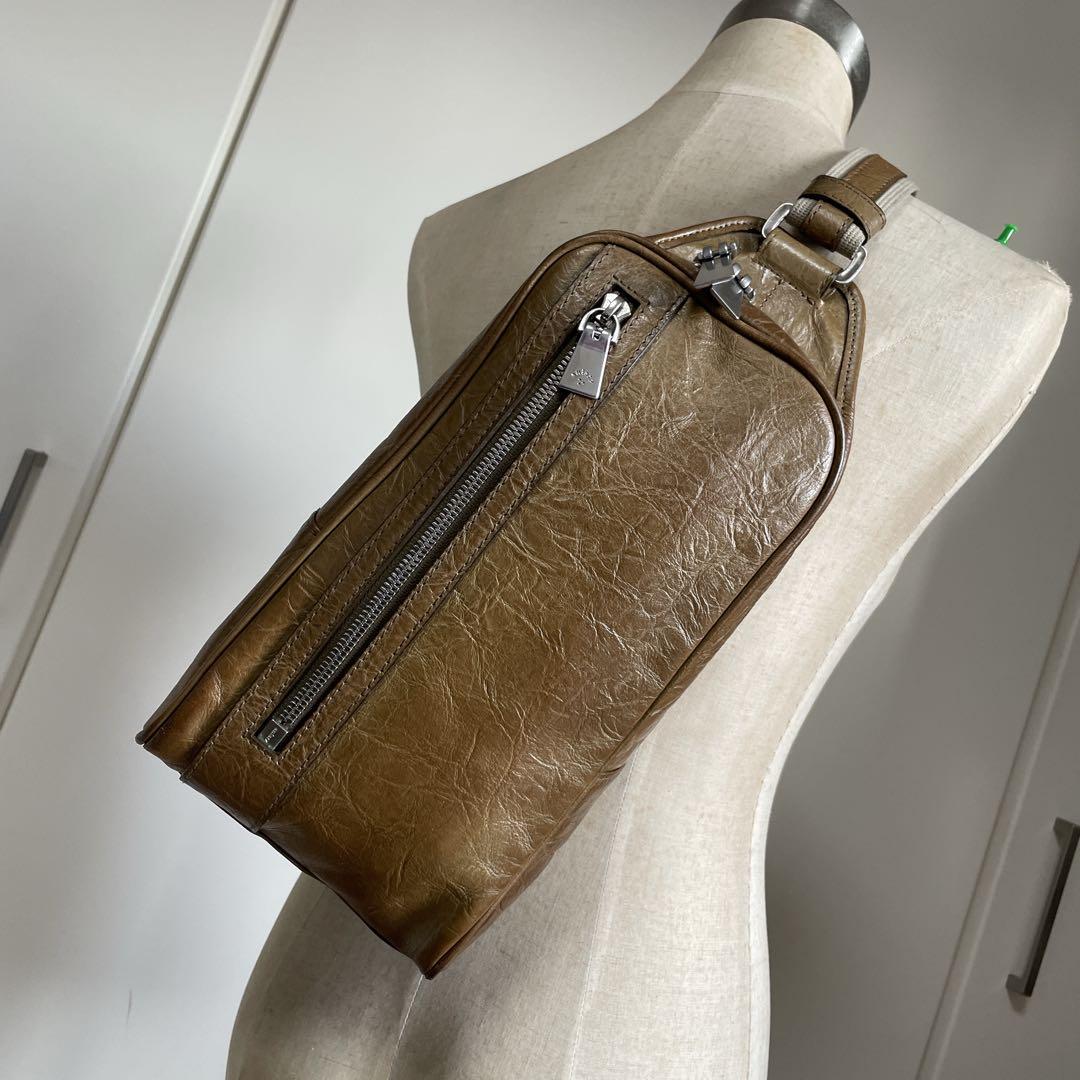 aniaryアニアリメタリックレザー縦長ボディバッグ06-07000中古カーキ