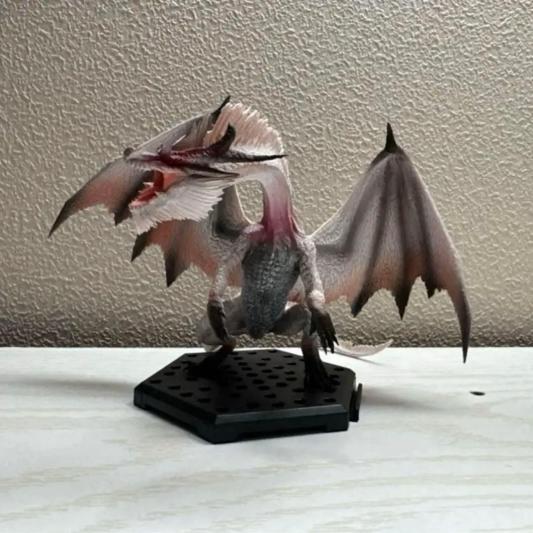 モンスターハンター　ミラボレアス　ミラルーツ　フィギュア