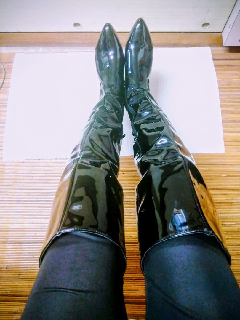 希少品　ユニセックス　エナメル黒のスタイリッシュなニーハイブーツ