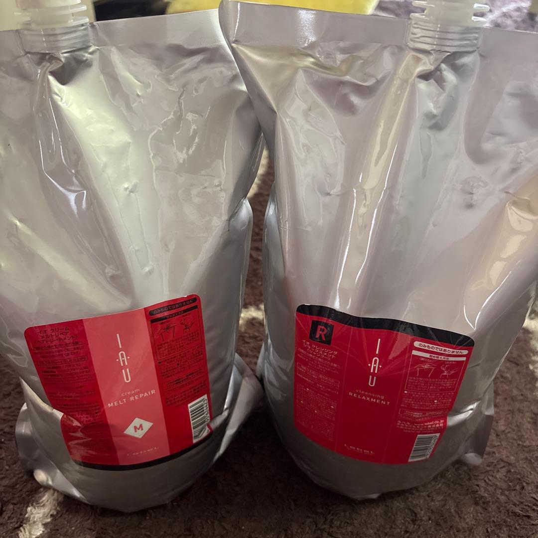 IAU ダメージケア シャンプートリートメント2500ml各1個ずつ