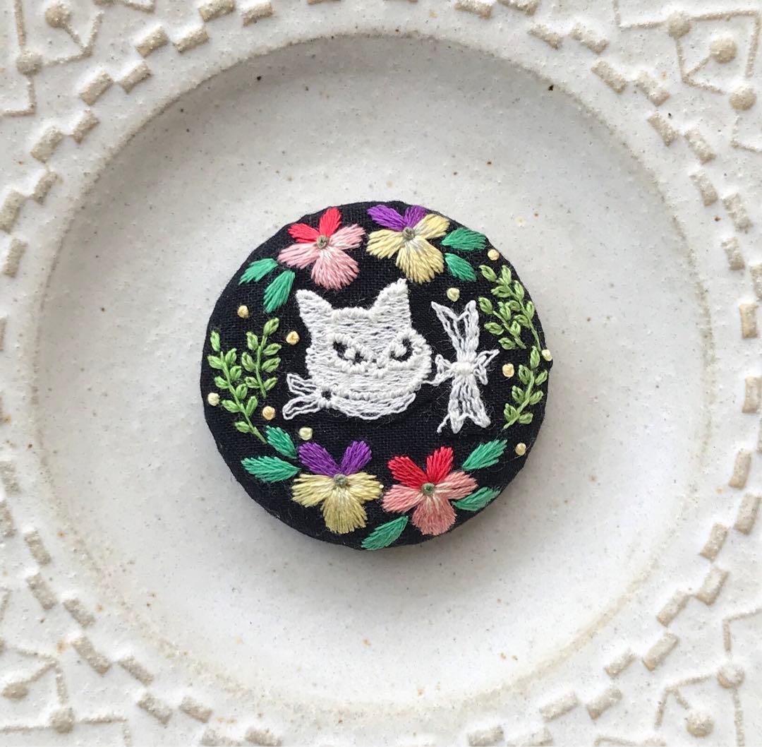 ハンドメイド 刺繍ブローチ くるみボタン クロッチくん - メルカリ