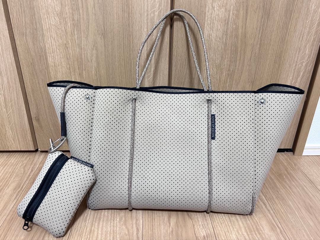 State of Escape トート マザーズバッグ ストーン ストーンカラーのエスケープ・トート。ニュートラルなキャンバスは