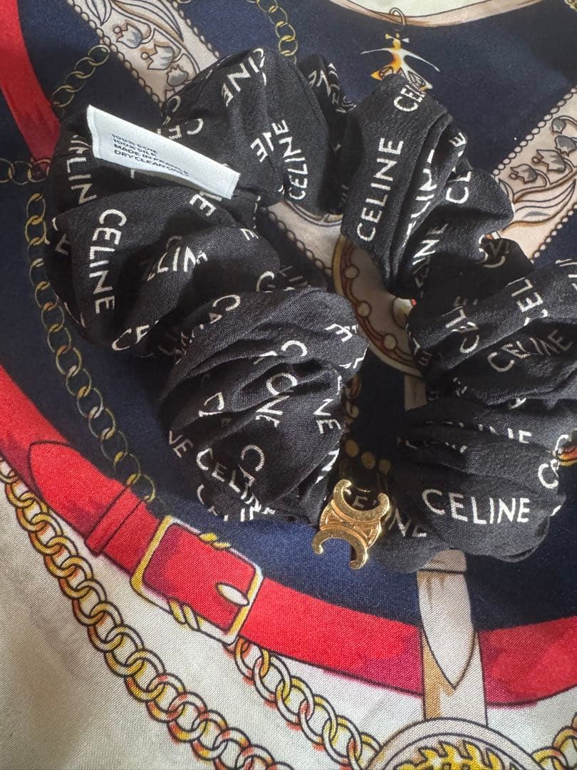 CELINE ロゴ入り ブラック シュシュ 夏の大セール