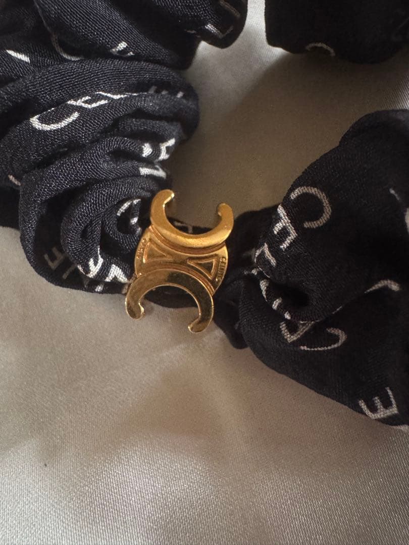 CELINE ロゴ入り ブラック シュシュ 夏の大セール - メルカリ