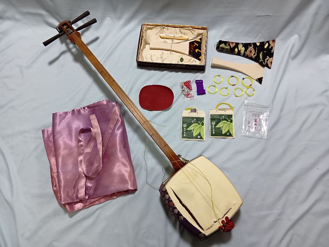 三味線セット（ケース・弦・バチ付き）