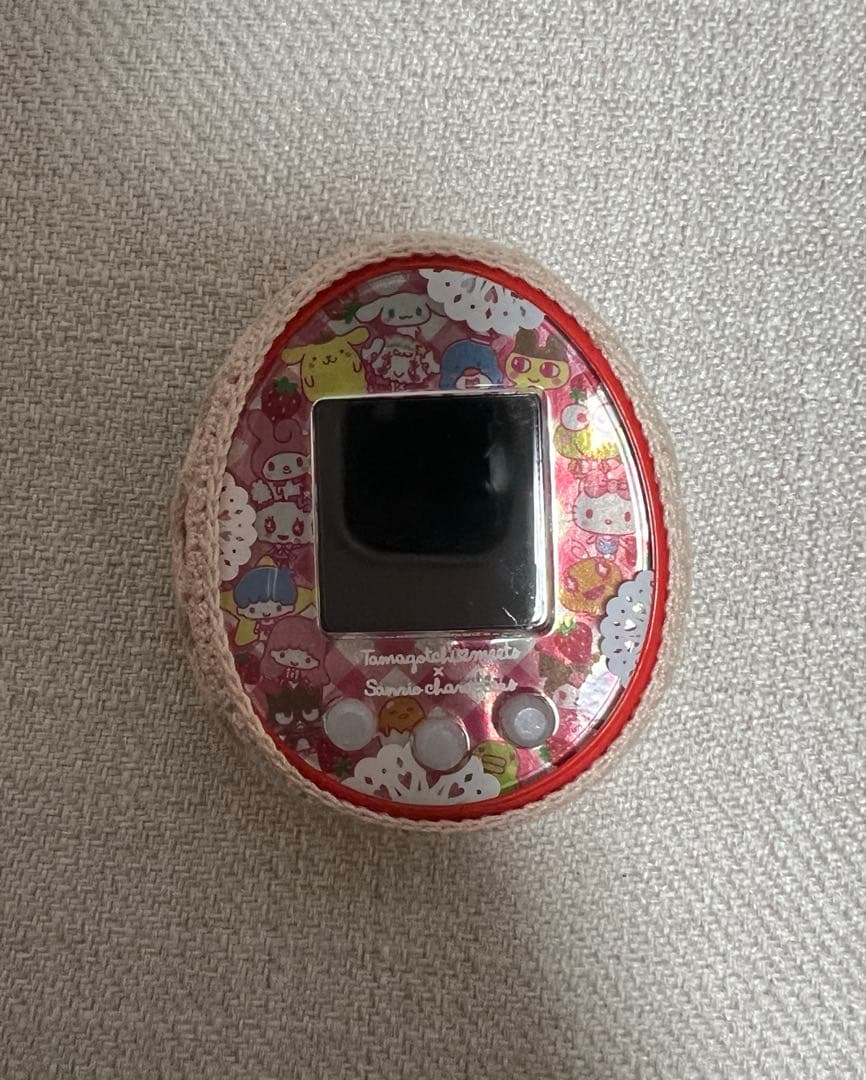 たまごっちみーつ　サンリオ　赤　本体 サンリオキャラクターとたまごっちのコラボレーションが『たまごっちみ