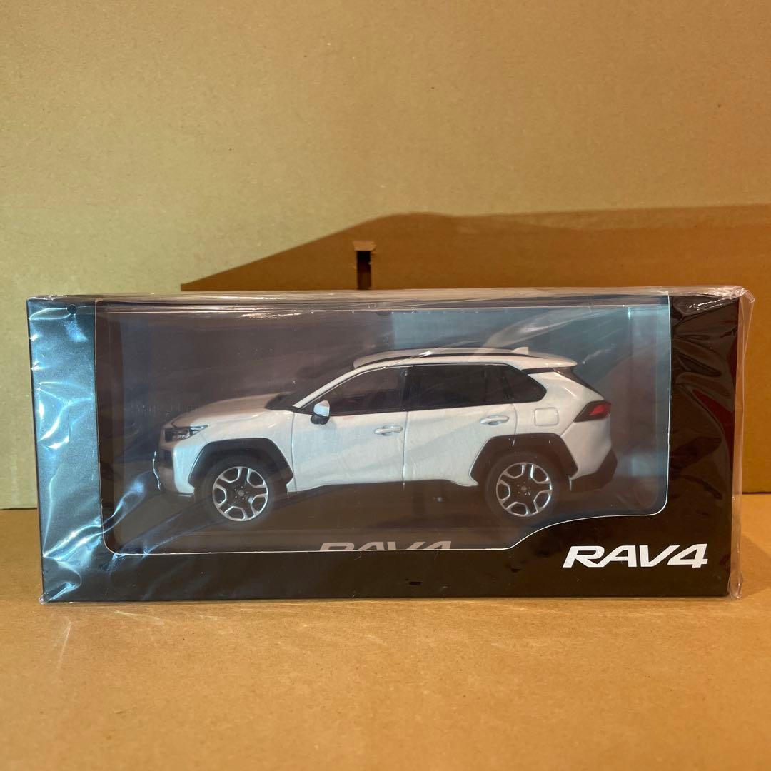 トヨタ RAV4 カラーサンプル ミニカー ホワイトパール 1/30 - メルカリ