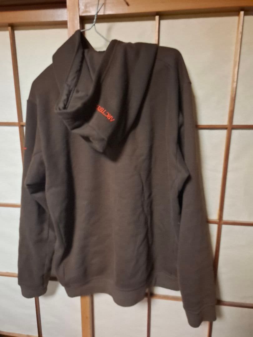 アークテリクス ブラウン フード付きパーカー