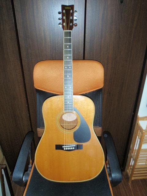 YAMAHA ＦＧ-200Ｄ　檄鳴り　外観のラッカー塗装の劣化による模様あり