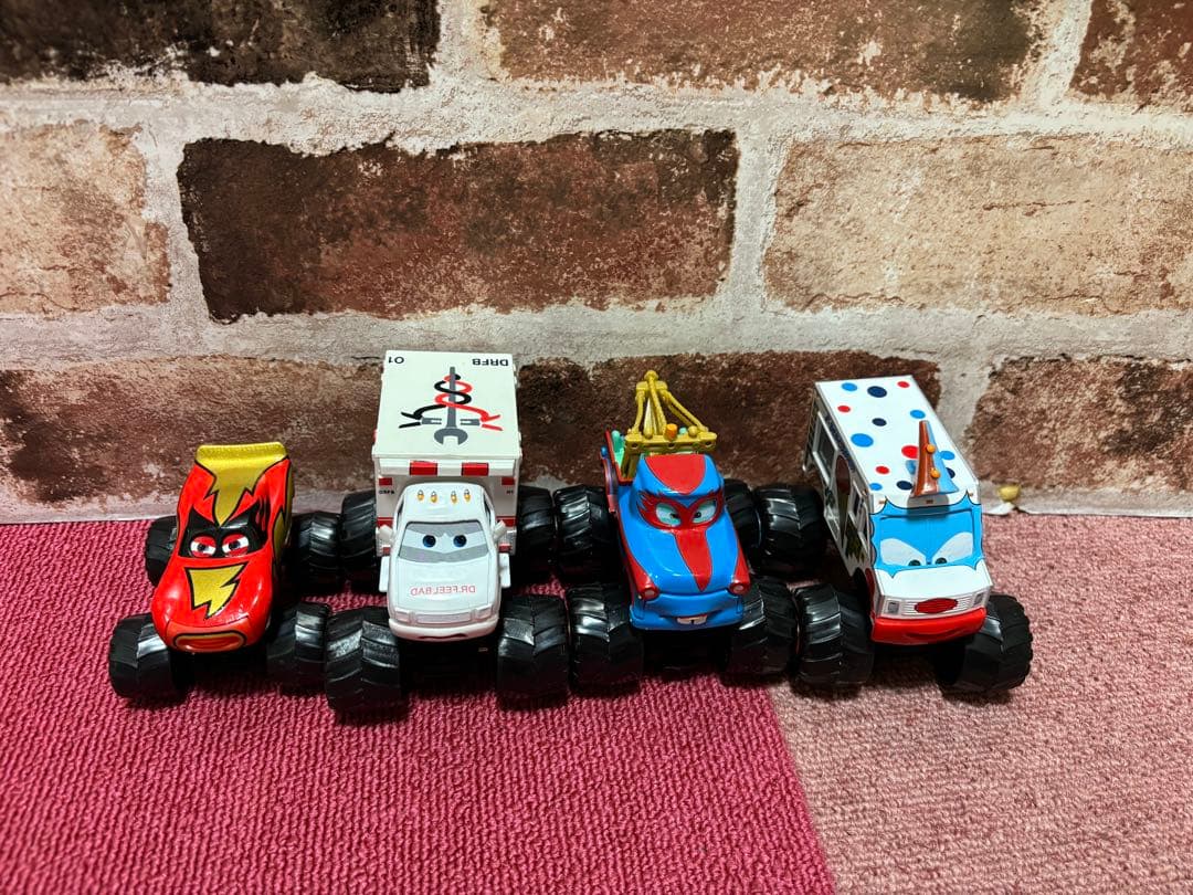 【新品】　カーズ　モンスタートラック　4点セット　カーズミニカー 新品未使用 カーズ モンスタートラック 4点セット 四輪駆動 メガサイズ