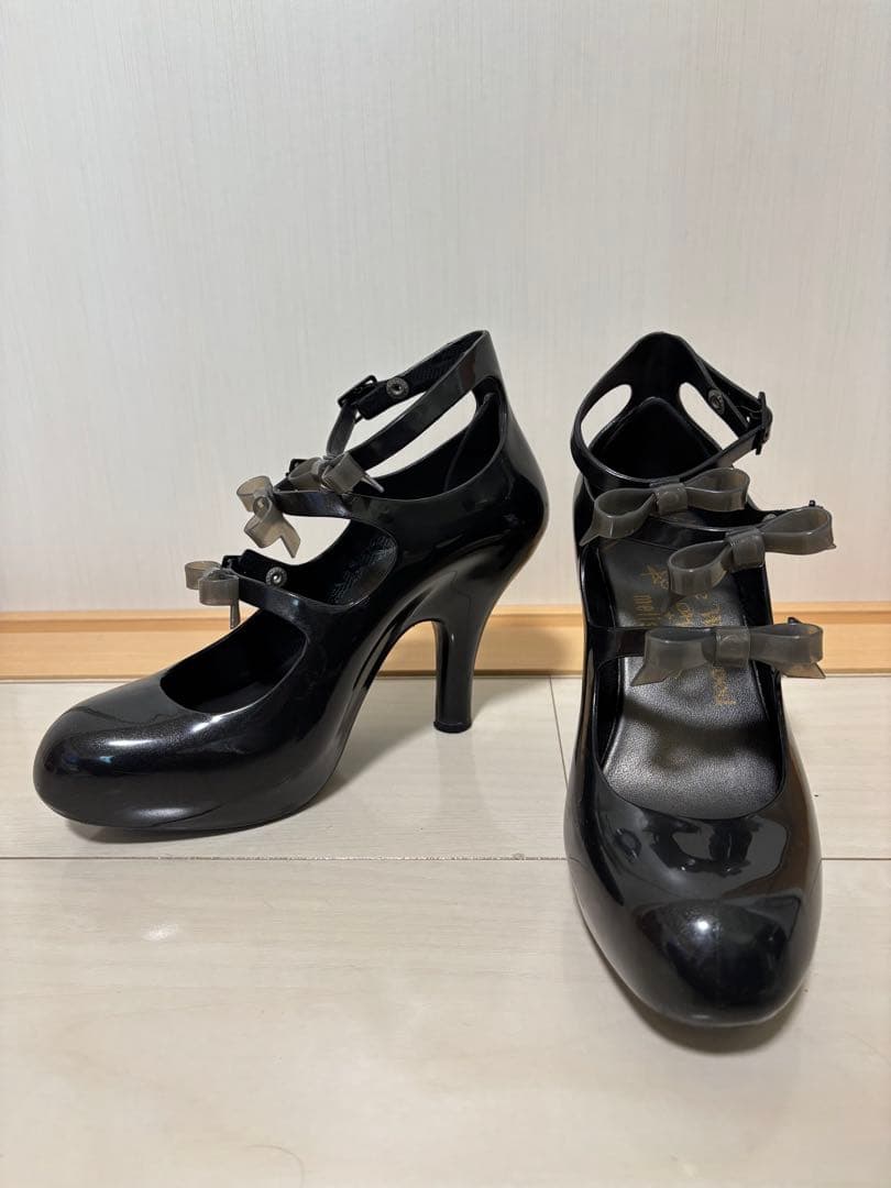 ヴィヴィアンウエストウッド ×メリッサ　3連ストラップパンプス　黒 ヴィヴィアンウエストウッド×メリッサ オーブモチーフ・レースアップ