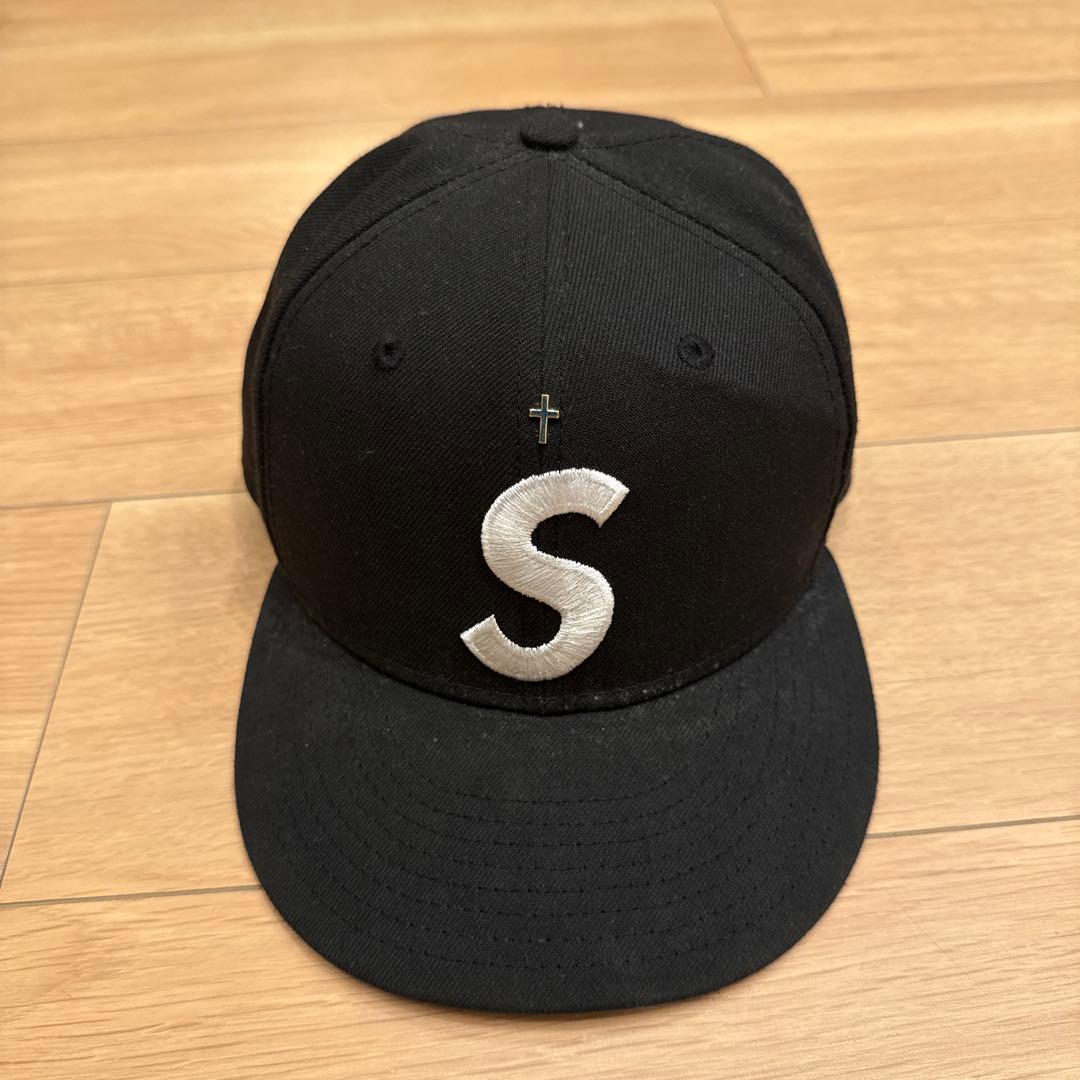 刺繍のSロゴ 黒スナップバックキャップ