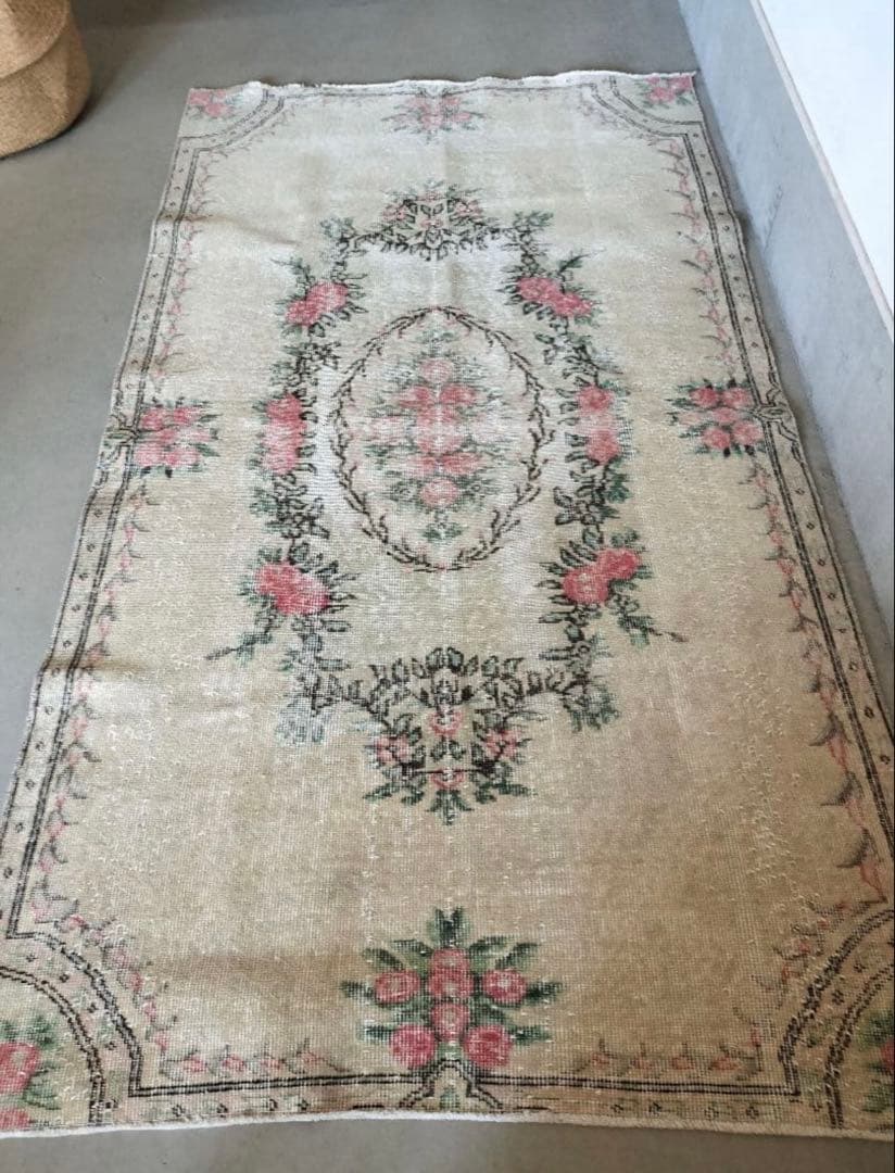 ヴィンテージラグ　大きめ/ベージュとローズピンクの上品なバラのラグ