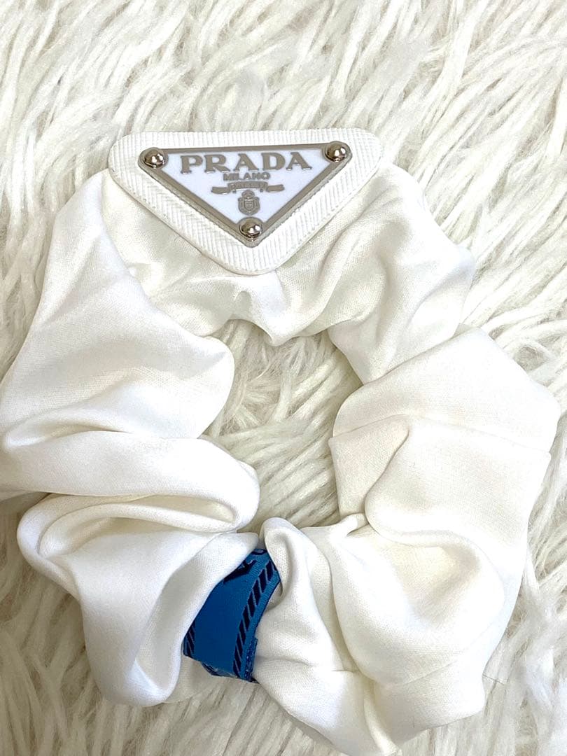 新品未使用品】プラダ シュシュ ヘアゴム PRADA ノベルティ 白 - メルカリ
