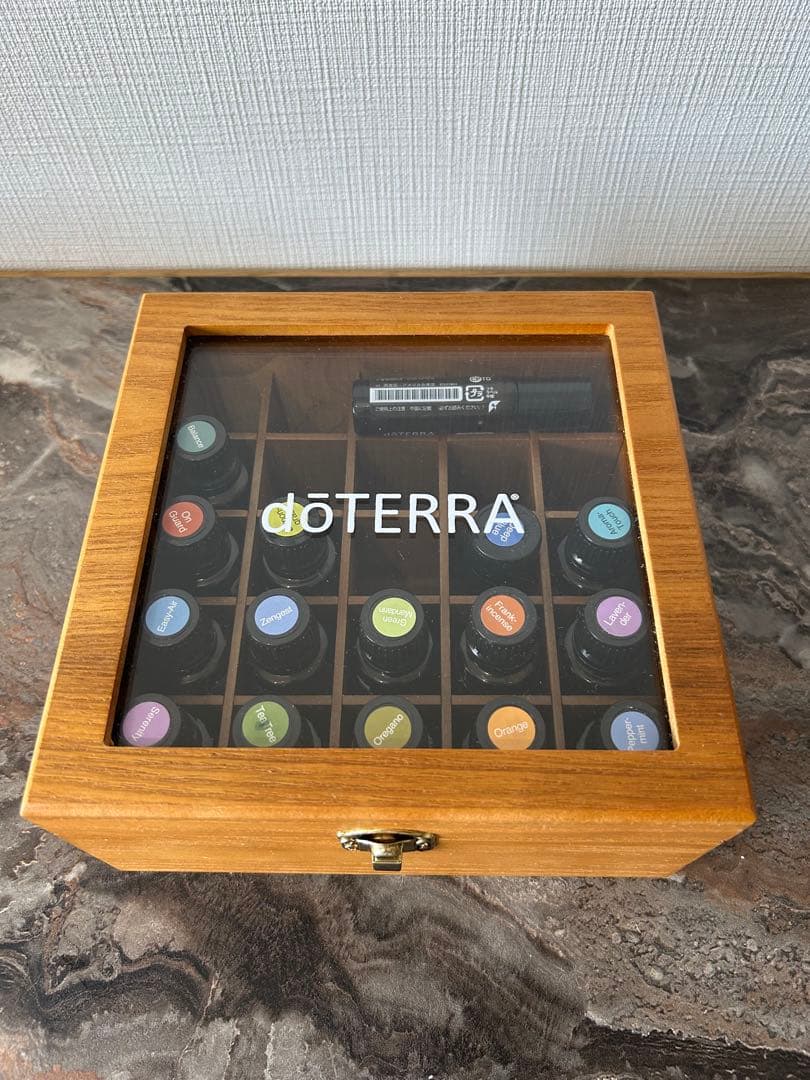 多種のエッセンシャルオイルdoTERRAの木製ボックスセット。