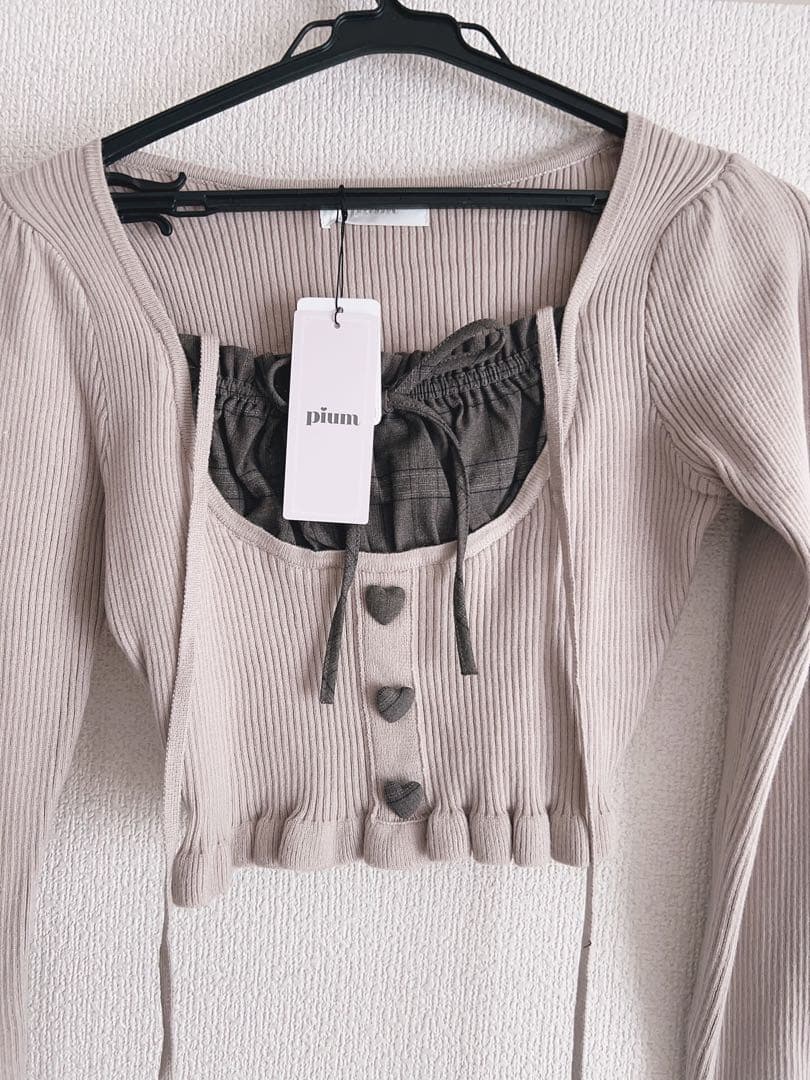 pium ヨーク切替ハートボタン長袖ニット - メルカリ