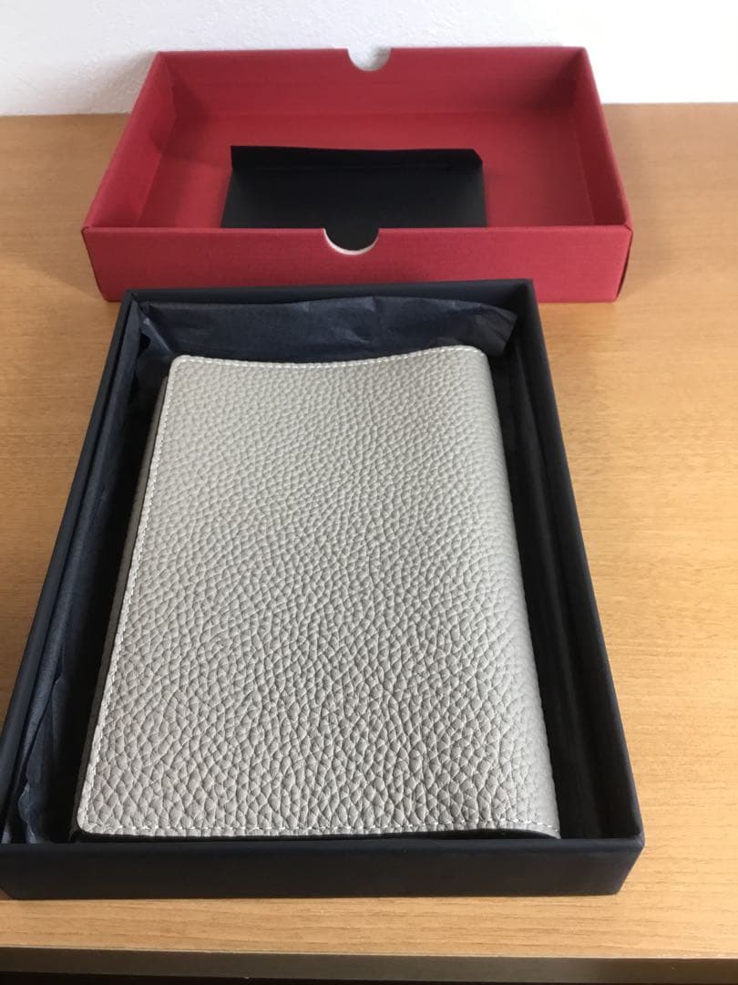 ボナベンチュラ　ブックカバー　グレージュ　文庫本サイズ BONAVENTURA(ボナベンチュラ)からブックカバー（A6文庫本サイズ）が新