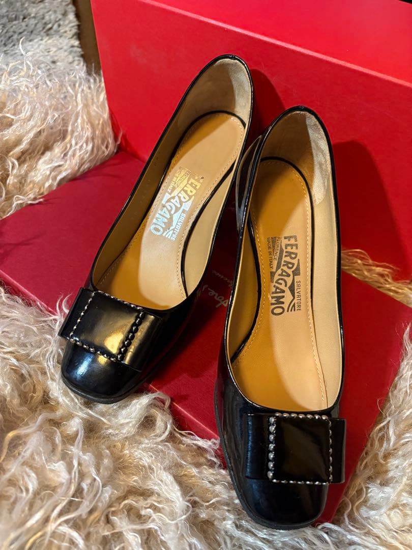 美品】Salvatore Ferragamo ブラック パンプス 5 1/2 - メルカリ